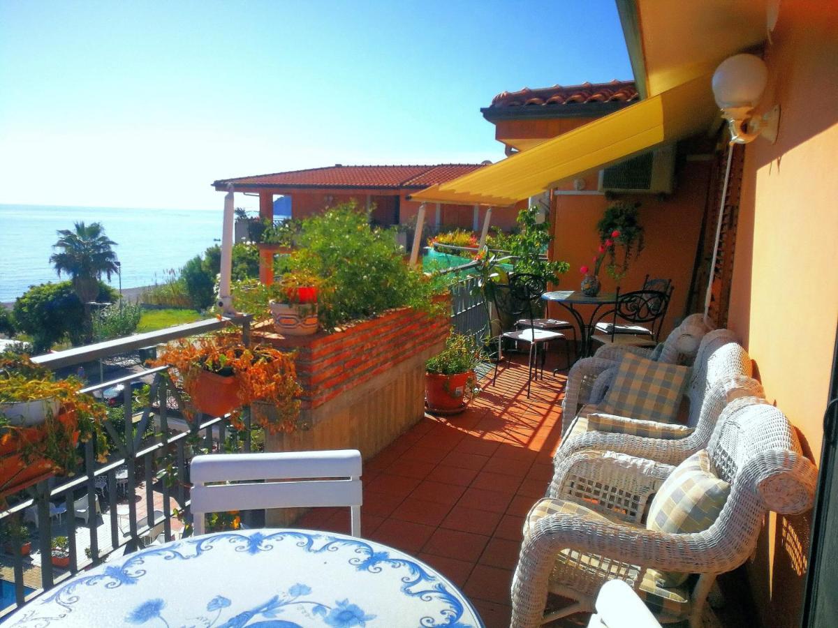 Апартаменти Taormina By The Sea Маццео Екстер'єр фото